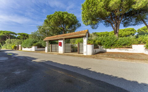 Giannella Apartment - Orbetello, Toscana: Ciel, Nuage, Propriété, Plante, Surface De La Route, Arbre, Asphalte, Ombre, Lot Terre, Quartier