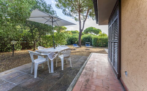 Giannella Apartment - Orbetello, Toscana: Plante, Propriété, Bâtiment, Meubles, Table, La Nature, Ombre, Arbre, Mobilier De Jardin, Architecture