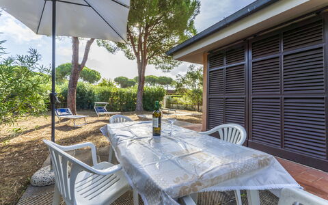 Giannella Apartment - Orbetello, Toscana: Meubles, Plante, Propriété, Table, Chaise, Ombre, Bâtiment, Mobilier De Jardin, Arbre, Ciel
