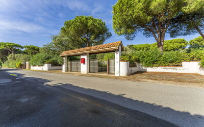 Giannella Apartment - Orbetello, Toscana: Ciel, Nuage, Propriété, Plante, Surface De La Route, Arbre, Asphalte, Ombre, Lot Terre, Quartier