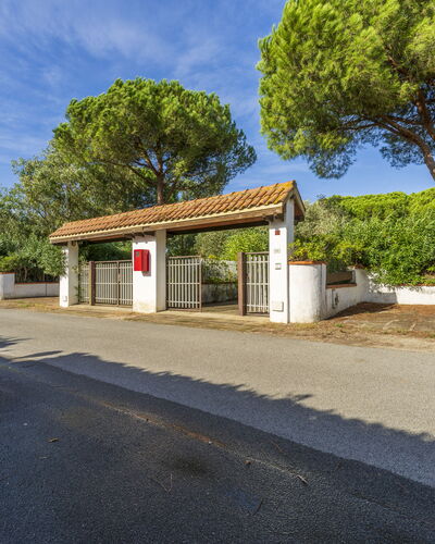 Giannella Apartment - Orbetello, Toscana: Ciel, Nuage, Propriété, Plante, Surface De La Route, Arbre, Asphalte, Ombre, Lot Terre, Quartier