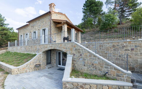 Villa Luana: Ciel, Plante, Bâtiment, Fenêtre, Escaliers, Arbre, Nuage, Maison, Mur, Porte