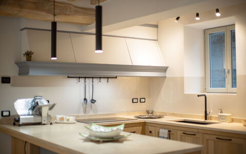 Villa Luana: Cabinetry, Evier, Comptoir, Bâtiment, Fenêtre, Évier, Table, Cuisine, Bois, Design Intérieur