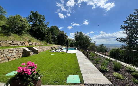 Villa Luana: Jardin, Pelouse, Aménagement Paysager, Piscine, Arrière-Cour, Ombre, Cour, Dalle, Parc, Passerelle