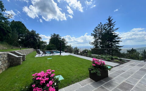 Villa Luana: Arbuste, Jardin, Couverture De Sol, Pelouse, Dalle, Aménagement Paysager, Passerelle, Cour, Ombre, Parc