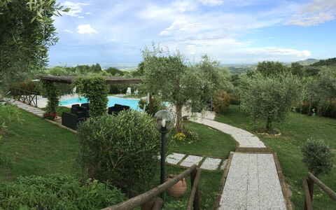 Villa Le Ripe Apartments - Gambassi Terme, Toscana: Plante, Nuage, Ciel, Communauté Des Plantes, Paysage Naturel, Lot Terre, Arbre, Arbuste, Paysage, Couverture De Sol
