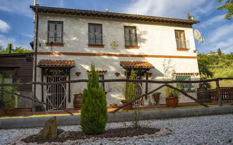 Podere Vallino: Nuage, Plante, Ciel, Fenêtre, Bâtiment, Maison, Arbre, Végétation, Lot Terre, Mur