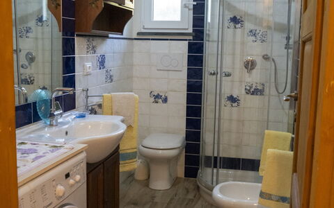 Podere Vallino: Buanderie, Armoire De Toilette, Évier, Propriété, Luminaire Plomberie, Robinet, Lavabo, Violet, Bâtiment, Salle De Bains