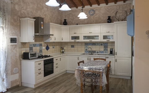 Podere Vallino: Cabinetry, Comptoir, Meubles, Propriété, Cuisinière, Bois, Cuisine, Design Intérieur, Tiroir, Appareil De Cuisine