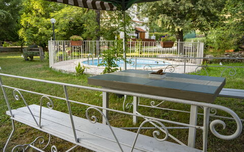 Podere Vallino: Plante, Extérieur Banc, Ombre, Arbre, Mobilier De Jardin, Bâtiment, Design Urbain, Loisir, Herbe, Immobilier