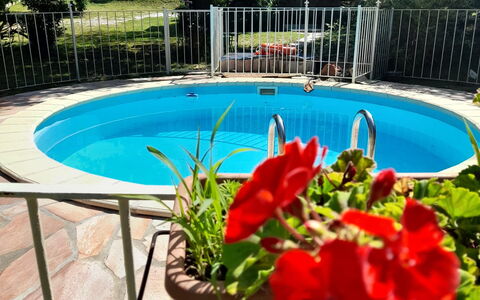 Podere Vallino: L'Eau, Fleur, Plante, Bâtiment, Piscine, Pot De Fleur, Arbre, Bleu Azur, Botanique, Clôture