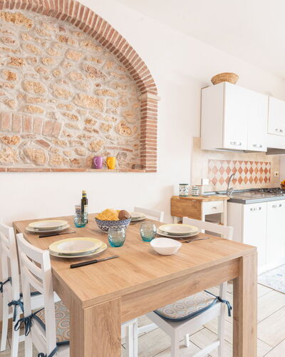 La Casetta dei Pescatori: Ciel, Meubles, Propriété, Table, Bâtiment, Chaise, Ombre, Design Intérieur, Mobilier De Jardin, Fenêtre