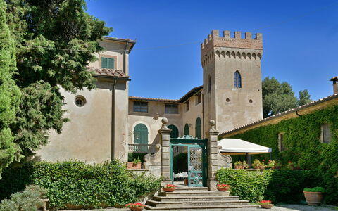 Torre Di Montelopio: Plante, Ciel, Propriété, Fenêtre, Bâtiment, Arbre, Immobilier, Façade, Ville, Maison