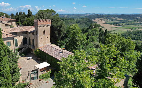 Torre Di Montelopio: Nuage, Bâtiment, Ciel, Fenêtre, Arbre, Plante, Végétation, Montagnes, Paysage Naturel, Paysage