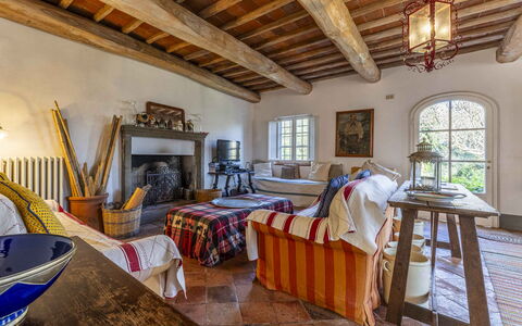 La Casa Dei Limoni, Camaiore, Pet Friendly, Wifi: Propriété, Cadre, Fenêtre, Table, Bâtiment, Bois, Design Intérieur, Sol, Sol, Faisceau