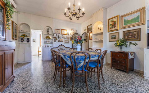 Casa Vacanza Mais - Camaiore, Toscana: Table, Cadre, Propriété, Meubles, Chaise, Cabinetry, Éclairage, Design Intérieur, Bois, Sol