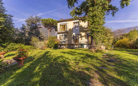 Casa Vacanza Mais - Camaiore, Toscana: Plante, Ciel, Nuage, Propriété, Fenêtre, Bâtiment, Paysage Naturel, Arbre, Lot Terre, Maison