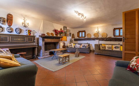 Casale Il Farro - Camaiore, Toscana: Meubles, Cadre, Canapé, Orange, Table, Design Intérieur, Canapé-Lit, Sol, Bâtiment, Bois