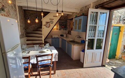 Borgo Bucatra Tramonto: Propriété, Table, Bois, Chaise, Design Intérieur, Sol, Sol, Cuisine, Porte, Cabinetry