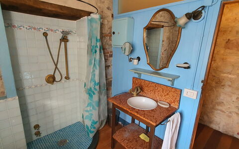 Borgo Bucatra Tramonto: Miroir, Luminaire Plomberie, Propriété, Évier, Robinet, Tete De Douche, Salle De Bains, Bleu Azur, Panneau De Douche, Design Intérieur