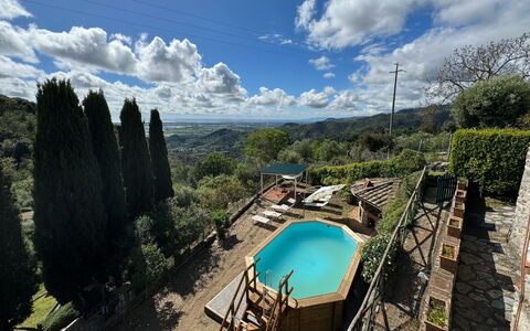 Borgo Bucatra Tramonto: L'Eau, Nuage, Ciel, Ressources En Eau, Plante, Bleu Azur, Bâtiment, Piscine, Plan D'Eau, Arbre