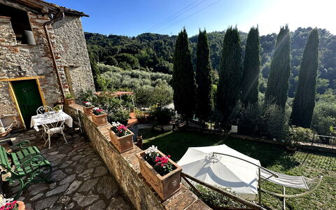 Borgo Bucatra Tramonto: Plante, Ciel, Fenêtre, Bâtiment, Chaise, Arbre, Biome, Mobilier De Jardin, Paysage, Immobilier