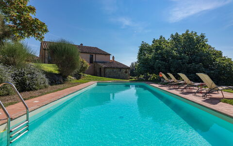 Villa Belvedere: L'Eau, Plante, Ciel, Nuage, Piscine, Bleu Azur, Arbre, Bâtiment, Plan D'Eau, Herbe