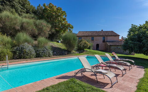 Villa Belvedere: L'Eau, Plante, Ciel, Propriété, Bâtiment, Bleu Azur, Piscine, Arbre, Herbe, Ombre