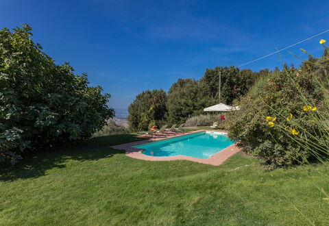 Villa Belvedere: Ciel, Plante, L'Eau, Paysage Naturel, Arbre, Lot Terre, Piscine, Ombre, Herbe, Paysage