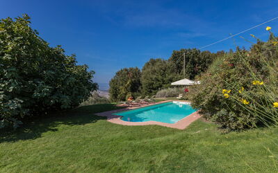 Villa Belvedere: Ciel, Plante, L'Eau, Paysage Naturel, Arbre, Lot Terre, Piscine, Ombre, Herbe, Paysage
