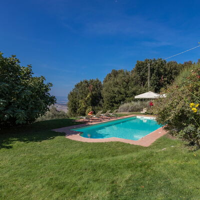 Villa Belvedere: Ciel, Plante, L'Eau, Paysage Naturel, Arbre, Lot Terre, Piscine, Ombre, Herbe, Paysage