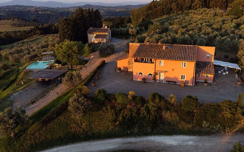 Villa Botinaccio: Bâtiment, Plante, Propriété, Ciel, Fenêtre, Arbre, Maison, Paysage Naturel, Lot Terre, Architecture