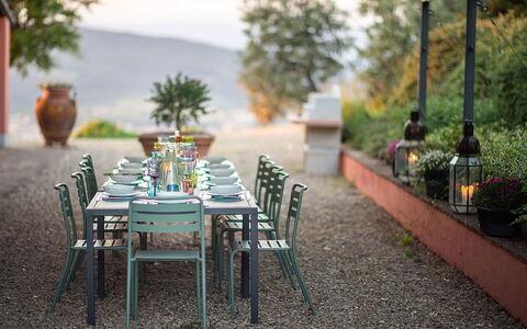 Villa Botinaccio: Table, Meubles, Plante, La Nature, Arbre, Chaise, Mobilier De Jardin, Tableau De Plein Air, Architecture, Bois