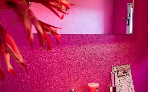 Villa Botinaccio: Robinet, Évier, Luminaire Plomberie, Lavabo, Violet, Lumière, Salle De Bains, Design Intérieur, Éclairage, Rose