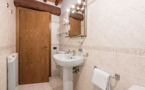 Le Masse - Greve In Chianti, Toscana: Marron, Miroir, Robinet, Évier, Luminaire Plomberie, Propriété, Lavabo, Salle De Bains, Violet