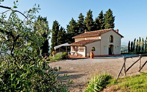 Cottage Botinaccio: Plante, Ciel, Bâtiment, Propriété, Fenêtre, Arbre, Paysage Naturel, Maison, Lot Terre, Chalet