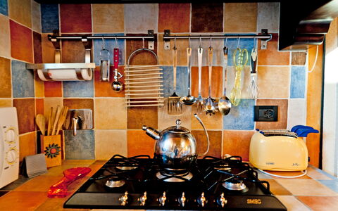 Cottage Botinaccio: Gaz Poele, Bâtiment, Cuisine, Cabinetry, Bois, Conception Automobile, Cuisinière, Design Intérieur, Appareil De Cuisine