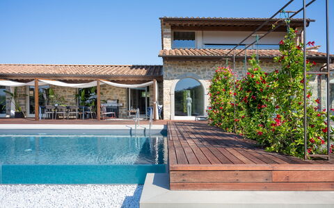 Villa Lilli & Spa: L'Eau, Plante, Ciel, Propriété, Fleur, Bâtiment, Piscine, Ombre, Immobilier, Loisir