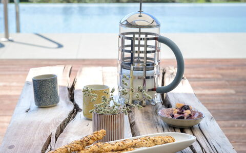 Villa Lilli & Spa: Aliments, Vaisselle, L'Eau, Table, Bois, Plan D'Eau, Arbre, Mobilier De Jardin, Véhicule, Loisir