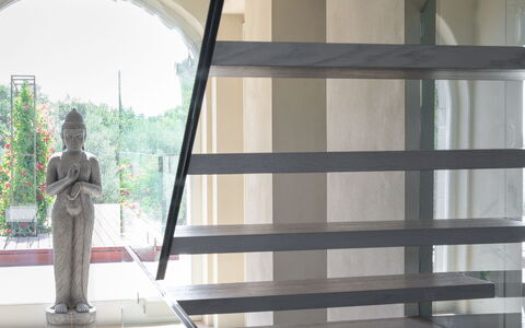 Villa Lilli & Spa: Bâtiment, Bois, Plante, Ombre, Sol, Porte, Sol, Arbre, Teintes Et Ombres, Dur