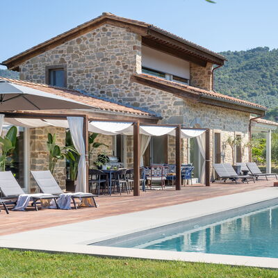 Villa Lilli & Spa: L'Eau, Ciel, Plante, Propriété, Bâtiment, Fenêtre, Piscine, Arbre, Ombre, Loisir