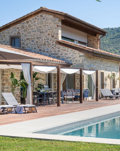 Villa Lilli & Spa: L'Eau, Ciel, Plante, Propriété, Bâtiment, Fenêtre, Piscine, Arbre, Ombre, Loisir