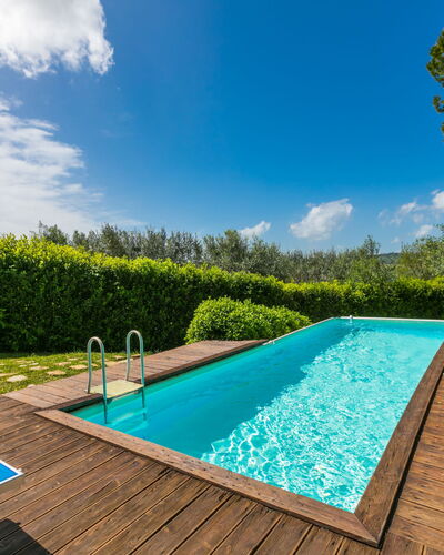 Sole: L'Eau, Ciel, Plante, Nuage, Propriété, Piscine, Bleu Azur, Botanique, Rectangle, Éclairage