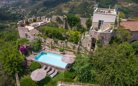 Villa Maestosa - Camaiore, Toscana: Propriété, Plante, Bâtiment, Arbre, Architecture, Zone Résidentielle, L'Eau, Fenêtre, Paysage, Immobilier