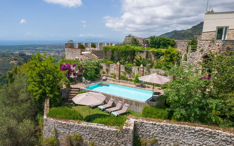 Villa Maestosa - Camaiore, Toscana: Nuage, Ciel, Plante, Bâtiment, Jour, Propriété, Piscine, Arbre, Végétation, Paysage