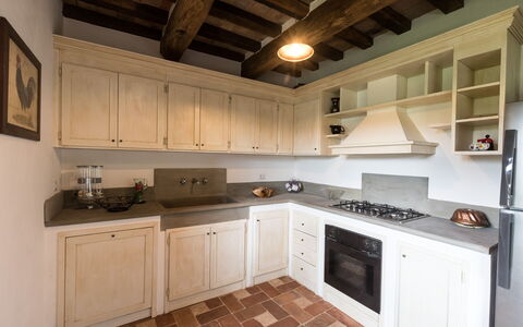 Villa Niccione: Cabinetry, Comptoir, Propriété, Cuisinière, Appareil De Cuisine, Cuisine, Bois, Cooktop, Design Intérieur, Électroménager
