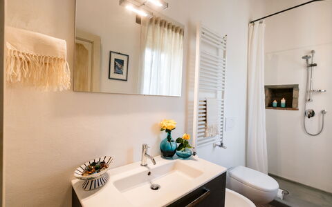 Villa Niccione: Robinet, Propriété, Évier, Luminaire Plomberie, Miroir, Lavabo, Éclairage, Design Intérieur, Bois, Salle De Bains