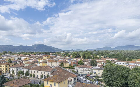 Lucca Old Town Apartment - Lucca, Toscana: Montagnes Relief, Zone Résidentielle, Colline, Zone Urbaine, Montagne, Ville, Paysage, Quartier, Banlieue, Maison