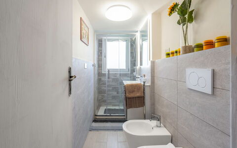 Lucca Old Town Apartment - Lucca, Toscana: Propriété, Évier, Bâtiment, Luminaire Plomberie, Miroir, Robinet, Plante, Salle De Bains, Design Intérieur, Lavabo