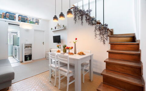 Lucca Old Town Apartment - Lucca, Toscana: Meubles, Table, Bâtiment, Plante, Salon, Orange, Plante D'Appartement, Design Intérieur, Maison, Bois